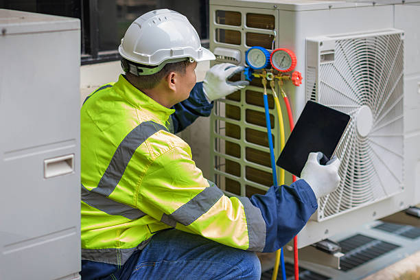 Professional Ac Installation technician working in Hubbard, OR